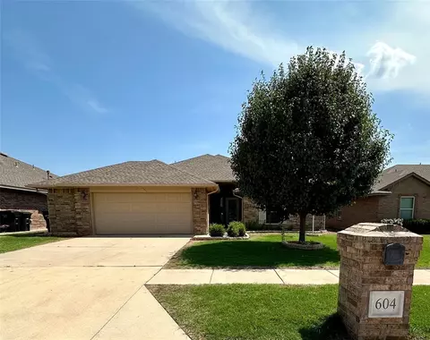 604 SW 44th St, Moore, OK 73160
