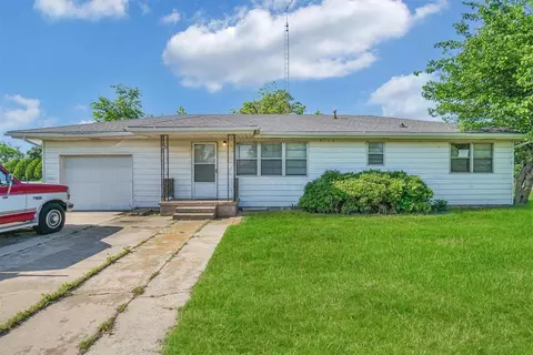 700 S 6th St, Lone Wolf, OK 73655