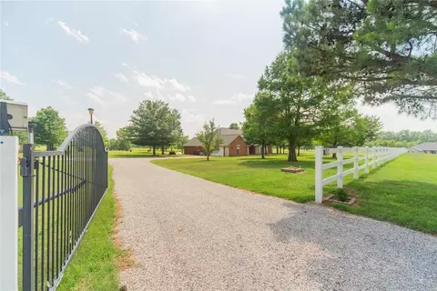 42711 Crimson Ln, Shawnee, OK 74804