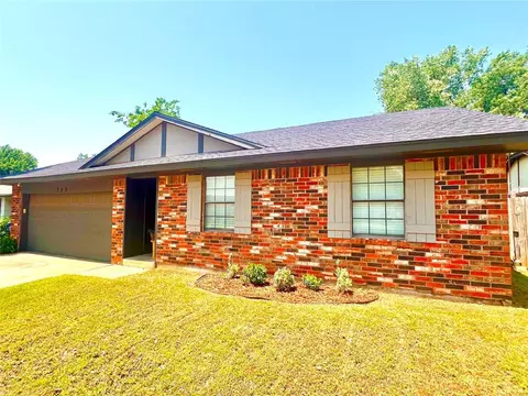 723 W Forest Dr, Mustang, OK 73064