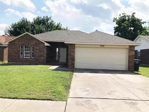 928 NW 15th St, Moore, OK 73160