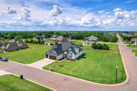 10020 Red Fox Dr, Edmond, OK 73025