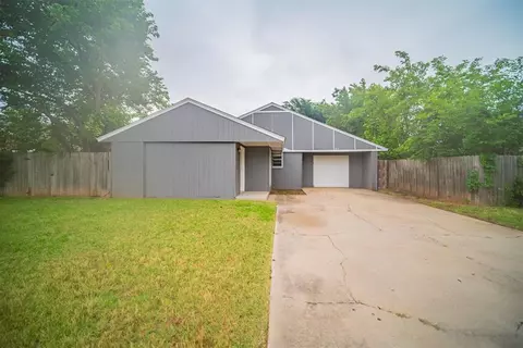 921 SE 14th St, Moore, OK 73160