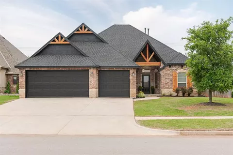2508 NE 13th St, Moore, OK 73160