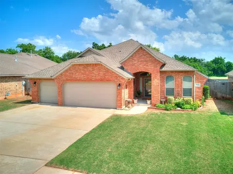 1020 Ashwood Ln, Moore, OK 73160