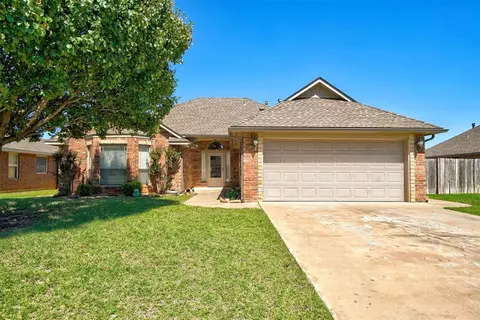 4224 Notting Hill Dr, Moore, OK 73160