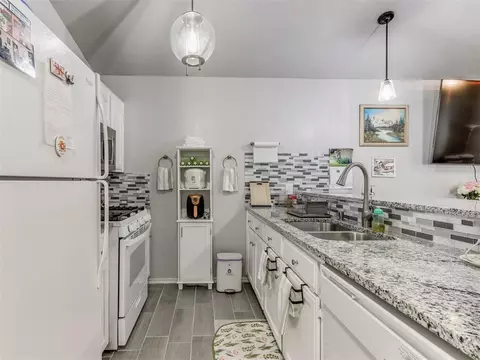 1204 SW 22nd St, Moore, OK 73170
