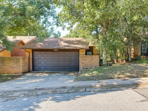 2928 Stonepoint Dr, Edmond, OK 73034