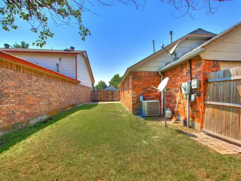 2130 Lakecrest Dr, Moore, OK 73170 photo 4
