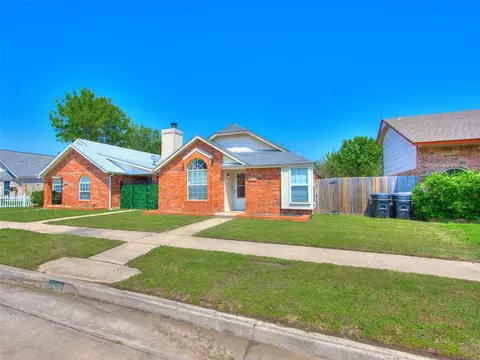 2130 Lakecrest Dr, Moore, OK 73170