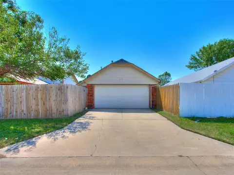 2130 Lakecrest Dr, Moore, OK 73170 photo 5