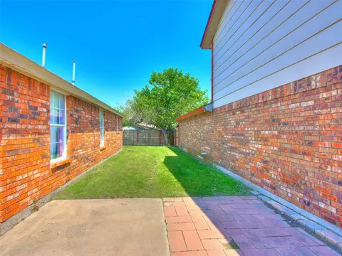 2130 Lakecrest Dr, Moore, OK 73170 photo 3