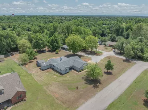 716 S Mitchell Ln, Mustang, OK 73064