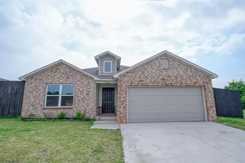 1220 S Highland Dr, Mustang, OK 73064