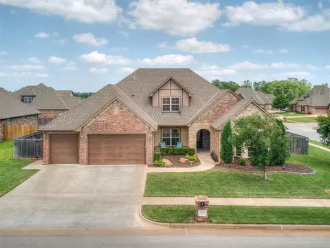 300 Land Run Ln, Yukon, OK 73099