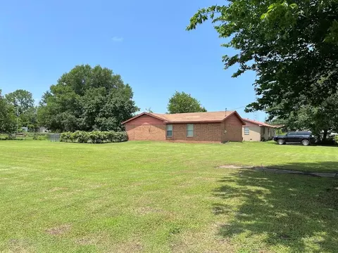 31 S Bond Ave, Dustin, OK 74839