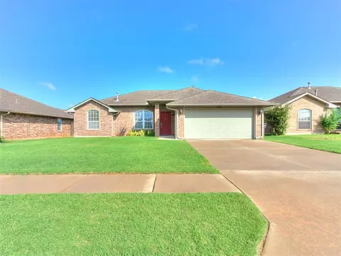 4221 Manhattan Dr, Moore, OK 73160