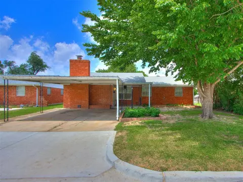 909 W Main St, Moore, OK 73160