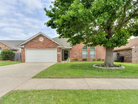 525 Fire Light Dr, Moore, OK 73160
