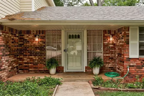 2738 Forest Oak Cir, Norman, OK 73071