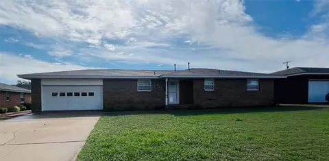912 N Krest Dr, Weatherford, OK 73096