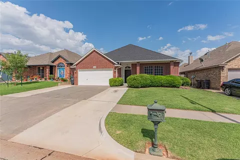 904 Elm Creek Dr, Moore, OK 73160