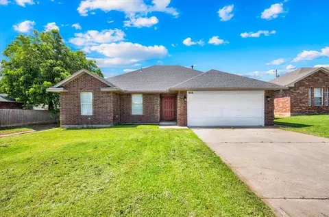 616 NW 22nd St, Moore, OK 73160