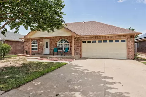 920 N Windermere Dr, Moore, OK 73160