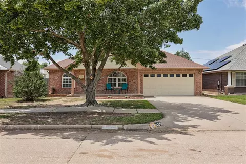 920 N Windermere Dr, Moore, OK 73160 photo 2