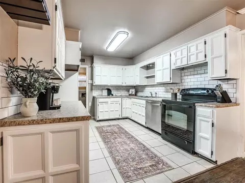 223 E 14th St, Edmond, OK 73034