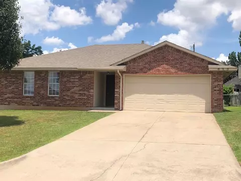 613 NW 21st St, Moore, OK 73160