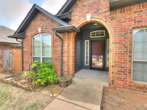 1732 SW 33rd St, Moore, OK 73160