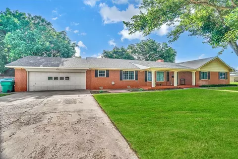 2004 N Pennsylvania Ave, Mangum, OK 73554