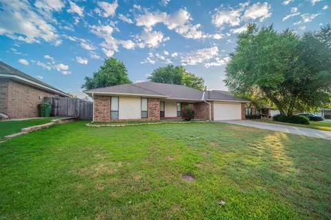 325 E Platt Dr, Yukon, OK 73099 photo 2