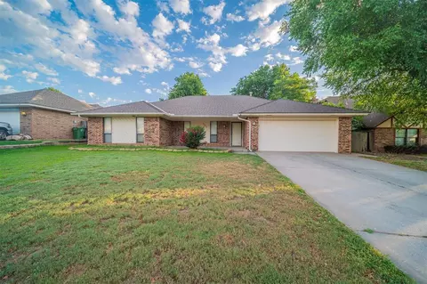 325 E Platt Dr, Yukon, OK 73099