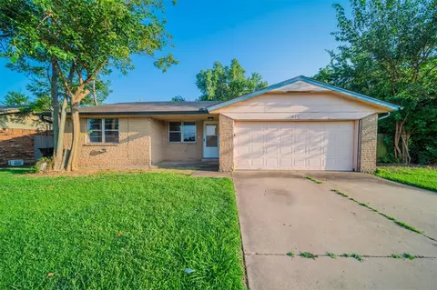 912 SE 12th St, Moore, OK 73160