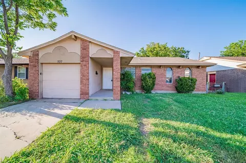 937 NW 28th St, Moore, OK 73160