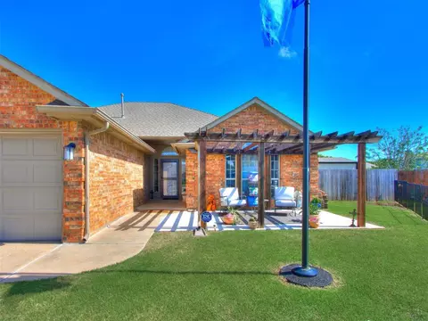 913 NE 25th Ct, Moore, OK 73160