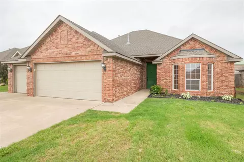 1813 SE 18th St, Moore, OK 73160