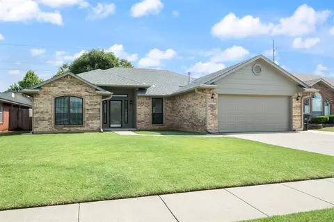 236 SE 26th St, Moore, OK 73160