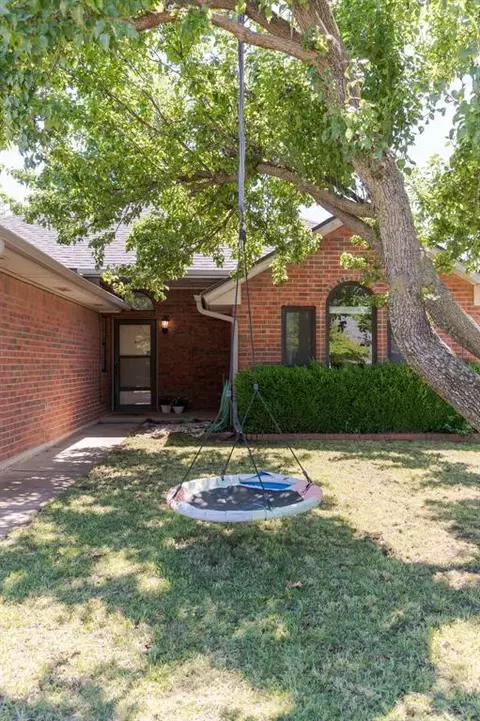 704 Old Bugle Rd, Edmond, OK 73003 photo 2