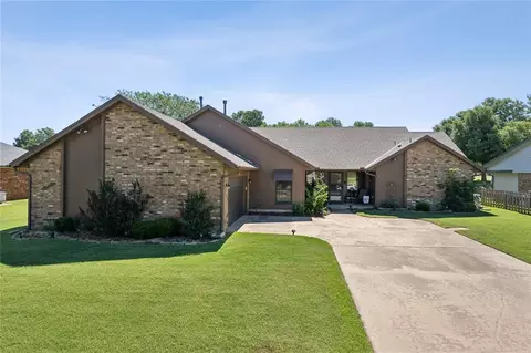 11800 Royal Coach Dr, Yukon, OK 73099