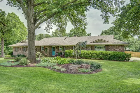 2318 E 5th St, Edmond, OK 73034