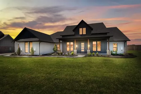 9920 Oakwood Dr, Edmond, OK 73025