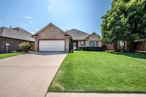 2225 Cobblestone Ct, Edmond, OK 73034