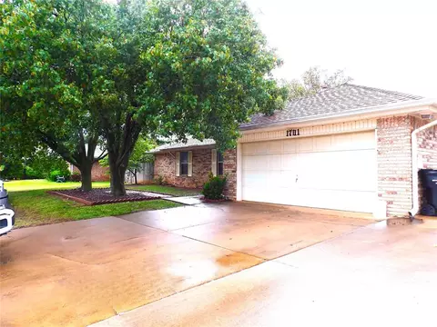 1701 N Lincoln Ave, Moore, OK 73160