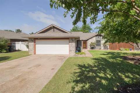 1615 Honeysuckle Ln, Midwest City, OK 73130