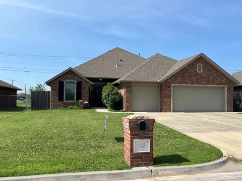 733 SW 11th St, Moore, OK 73160