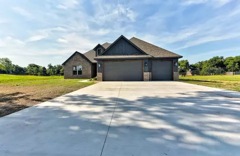 180 Meadow Lark Ln, Blanchard, OK 73010