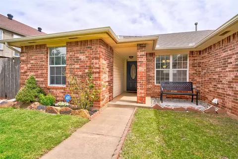 12525 SW 14th St, Yukon, OK 73099